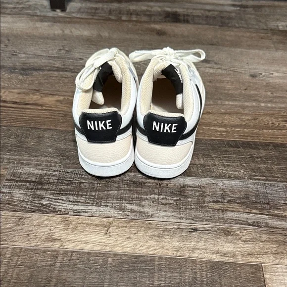 Nike Cream and Black Low-Top Sneakers - Picture 4 of 7